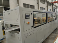 Ligne de production de profil de porte de fenêtre en pvc à grande vitesse/ligne de production de profil en pvc wpc à vendre