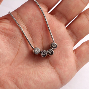 จี้ลูกบาศก์สลักตัวอักษรสี่ด้าน |   PVD 18K โกลด์, โรสโกลด์ และอื่นๆ |   การทำเครื่องประดับ DIY สร้อยคอและจี้สร้อยข้อมือ - Product Image 4