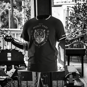 T-shirt de Muay Thai noir de haute qualité, à manches courtes, avec lettres imprimées, séchage rapide, anti-UV, pour arts martiaux, fitness et usage décontracté - Product Image 2