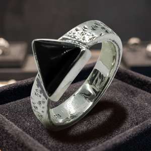 Anillo Moderno Plateado en Plata 925 con Piedra Preciosa de Ónix Negro Natural en Corte Trillón con Forma de Pirámide, Joyería Unisex de Moda para Uso Diario - Product Image 2