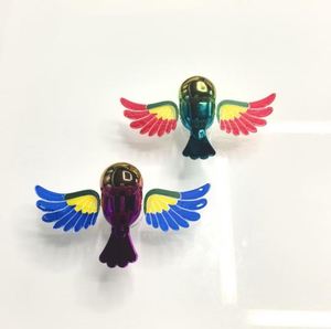 Adorno Creativo para Coche con Forma de Pájaro Volador Impulsado por el Viento, Figura con Alas Simuladas, Soporte Adhesivo para Motocicleta, No Requiere Energía, Regalo Silencioso - Product Image 1