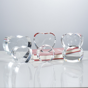 Cubo de corazón de cristal transparente blanco K9, logotipo tallado personalizable y patrones para Navidad, grabado con temática de amor en el exterior - Product Image 1