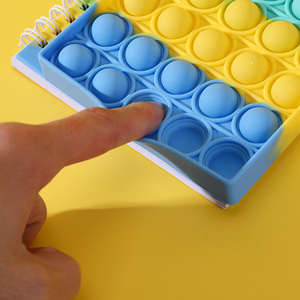 Cuaderno Compacto A6 con Espiral, 40 Hojas, Diseño Tie Dye, Silicona, Pop Push Bubble Popper, Sensorial, Antiestrés, Tamaño <span class=keywords><strong>Pequeño</strong></span> - Product Image 3