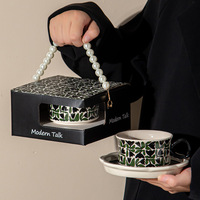 Ensemble de tasses et soucoupes en céramique florales rétro de luxe léger, créatives et originales, avec boîte cadeau perlée, pour le thé de l'après-midi et l'usage domestique