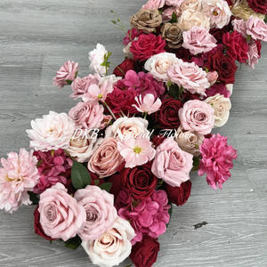 Composition florale rose vif pour centre de table de mariage, rangée de roses, décoration de table avec fleurs rouges, chemin de table - Product Image 3