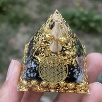 Ornement Pyramidal en Cristal Gaufré de la Marque LARISSA pour Guérison et Divination – Vente en Gros