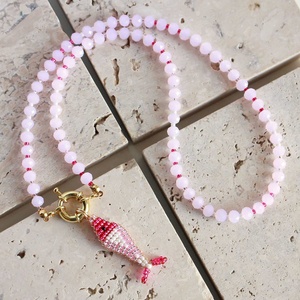Collier artisanal mignon avec breloque poisson motif soleil, perles Miyuki colorées en pierre naturelle et perles d'eau douce plaqué or 18 carats, vente en gros - Product Image 4