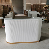 Bureau de réception moderne minimaliste en bois à hauteur réglable pour usage commercial dans les bureaux et les halls d'hôtels