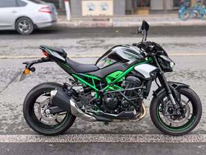 La moto sportive haute performance <span class=keywords><strong>Kawasaki</strong></span> Z900 possède un son de moteur agréable. - Product Image 2
