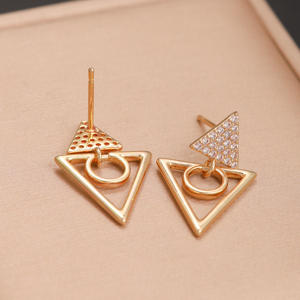 Boucles d'oreilles en laiton plaqué or 18 carats double triangle inversé micro-ensemble zircone personnalisé pour <span class=keywords><strong>Harry</strong></span> <span class=keywords><strong>Potter</strong></span> Style Micro Pave - Product Image 4