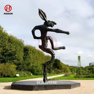 Enorme Maat Bronzen Nijinski Haas Of Kung Fu Konijn Sculptuur Te Koop