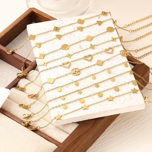 Bracelet pour femme tendance - Acier inoxydable doré avec pendentif cœur, étoile, lune - Bracelet polyvalent et populaire, idéal comme cadeau - Product Image 1
