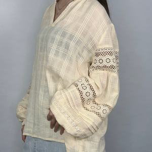 Blusa Casual de Algodón para Mujer OEM con Mangas Largas, Cuello en V, Bordado Personalizado y Encaje - Product Image 2