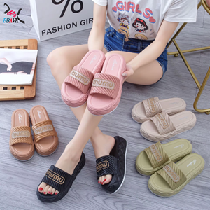Claquettes Nuages Classiques en PVC Souple Anti-odeur et Antidérapantes pour Femmes – Sandales d'Été Respirantes pour la Plage – Vente Chaude en Gros - Product Image 1