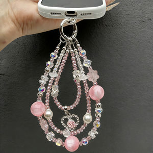 Chaîne de téléphone polyvalente tendance de luxe rose à triple chaîne avec pendentif cœur en perles et résine cristalline détachable de 15 cm - Product Image 2