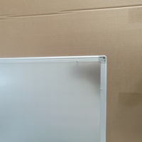 Tableau blanc en carton standard avec cadre en aluminium et couleur blanche, fourni directement par l'usine, pour la décoration des salles de classe.