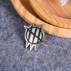 Insignia Metálica Personalizada con Forma Irregular, Diseño de Logotipo con Pin de Seguridad, Regalo Empresarial - Product Image 1