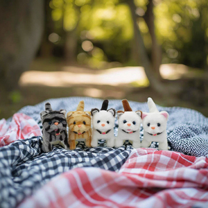 Juguete de Peluche Eléctrico para Niños con Diseño de Flores en el Cuello, Gato de Peluche Realista que Camina, Maulla y Mueve su Cola - Product Image 5