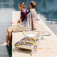 Barbecue portable SEJR en acier inoxydable avec poignée en bois, pieds pliables et dispositif de sécurité anti-flamme pour 3 à 8 personnes, idéal pour les barbecues en plein air