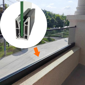 <span class=keywords><strong>Rampe</strong></span> en verre et aluminium avec système de main courante complet en profilés aluminium. Convient pour une utilisation sur les escaliers de balcon des villas. - Product Image 1
