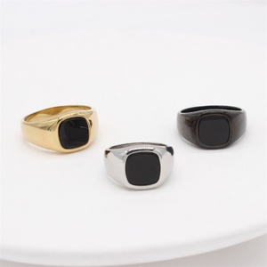Anillo de Joyería Minimalista de Acero Inoxidable con Gema Negra Geométrica - Product Image 4
