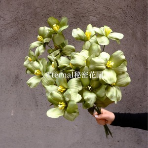Pequeño Libro Rojo con Flores de Tulipán Artificiales de Seda, Decoración para Bodas y Hogar - Product Image 2