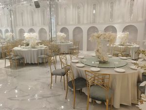 Vente en gros d'hôtel de chaises bon marché à dossier croisé dorées chaises d'événement empilables en métal <span class=keywords><strong>chaise</strong></span> de banquet de mariage avec coussin à louer - Product Image 6