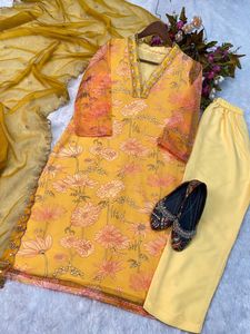 Robes pour femmes Costume droit en rayonne et coton avec Dupatta pour vêtements de fête de l'exportateur et du fabricant indiens - Product Image 5