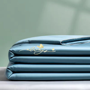 <span class=keywords><strong>Couette</strong></span> d'été de luxe légère et personnalisée en gros, literie douce 4 pièces brodée en soie de glace géométrique lavable en machine - Product Image 4