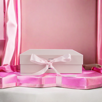 Boîte cadeau d'anniversaire personnalisée de luxe en papier rose biodégradable, avec finition mate, fermeture magnétique rigide, gaufrage et ruban.