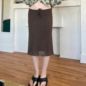 Jupe mi-longue vintage américaine à taille basse, avec cordon de serrage et ourlet à volants, en tricot épais, couleur Maillard, simple et polyvalente, pour l'automne et l'hiver - Product Image 1
