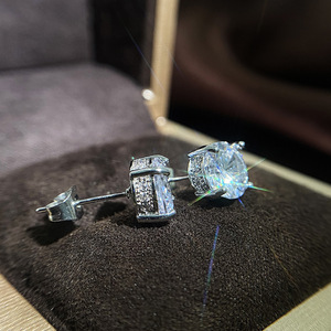Orecchini a Perno Classici Rotondi per Donne, Eleganti e Minimalisti in Ottone per Fidanzamento - Product Image 2