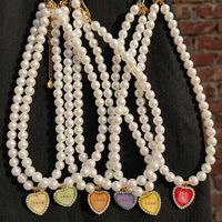 Collier en perles imitation 10 mm avec pendentif cœur en strass et logo personnalisé, collier en perles avec logo d'équipe de baseball pour femme, vente en gros