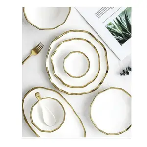 Set da pranzo in ceramica all'ingrosso decorativo bianco con set di piatti in ceramica con bordo dorato per la cucina di nozze per feste di decorazione domestica