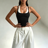 Top Corto de Punto Versátil Estilo Deportivo Americano con Bloques de Color Blanco y Negro, Efecto de Capas, Cuello Halter y Tirantes, Ajuste Delgado para Verano