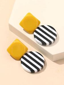 Boucles d'oreilles en résine faites à la main les plus vendues pour femmes – Bijoux de mode élégants et légers – Collection en résine disponible à la vente - Product Image 6