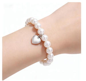 Braccialetto con Perle Finte e Corda Elastica Intrecciata, Regalo per la Festa della Mamma, Perla Bianca 8mm con Ciondolo a Cuore - Product Image 2