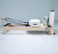 Ticari Sınıf Pilates Reformer Aleti Beyaz Akçaağaç Çerçeve, Mikrofiber Deri Alman Yayları