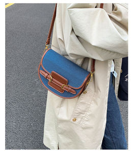 กระเป๋าสะพายข้างทรงอานม้าสำหรับผู้หญิง รุ่นใหม่ล่าสุดประจำฤดูร้อน สไตล์เรโทร สีเดนิมแบบบล็อกสี พร้อมฝาปิด - Product Image 4