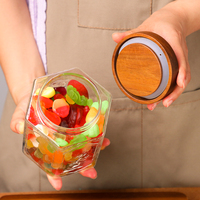 Pot de conservation hexagonal en verre borosilicate de 800 ml avec couvercle en bois d'acacia pour les haricots, les collations, les noix, les biscuits, les chips