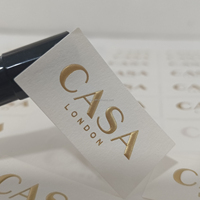 Etiquetas de Papel Texturizado con Logotipo Personalizado, 120gsm, Cuadradas, con Estampado Dorado Mate, al Mejor Precio de Fábrica y Alta Calidad