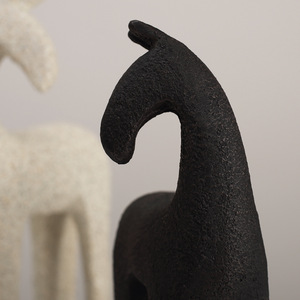 Escultura Moderna Abstracta de Caballo, Adorno Decorativo de Resina, Figura de Sobremesa para Decoración del Hogar, Oficina u Hotel, Grande en Color Beige, Pequeña en Color Oscuro - Product Image 4