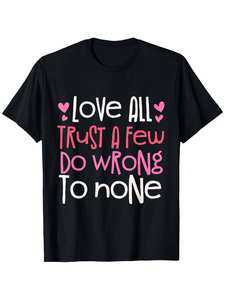 T-shirt con citazione di Shakespeare 'Love All Trust Few', unisex, manica corta, 100% cotone, vestibilità ampia, casual, stampa frontale con cuori rosa - Product Image 1