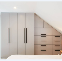 Chambre sur mesure Maximiser l'espace Armoire Conception sur mesure Rangement sous escalier Chambre irrégulière Armoire sur mesure de qualité supérieure