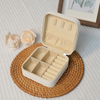 Organisateur de voyage logo personnalisé tissu PU cuir Mini mignon boîte à bijoux organisateur carré bijoux en cuir pu boîte à bijoux en vrac