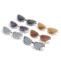 Lunettes de soleil pour femmes, monture papillon triangulaire en métal, lunettes de soleil œil de chat avec strass