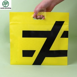 Sacs Ziplock givrés personnalisés avec logo, poignée et valve – Matériau CPE recyclable pour l'emballage de t-shirts, chaussettes et chaussures (taille personnalisée) - Product Image 2