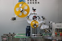 Applicateur d'étiquettes pour bouteilles en verre SKILT Auto à trois côtés, haute précision, pour l'avant, l'arrière et le dessus, machine d'étiquetage en forme de L pour les timbres fiscaux