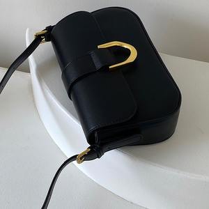 Sac à bandoulière pour femme de style rétro haut de gamme de Hong Kong, couleur bordeaux, avec boucle en fer à cheval, petit sac carré sous le bras pour baguette - Product Image 2