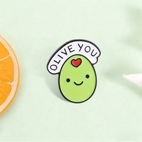 Broche émaillée Olive Unique, Olive souriante mignonne avec Cœur Rouge et texte 'OLIVE YOU', personnalisable, style antique et moderne, pour la décoration de sac à dos